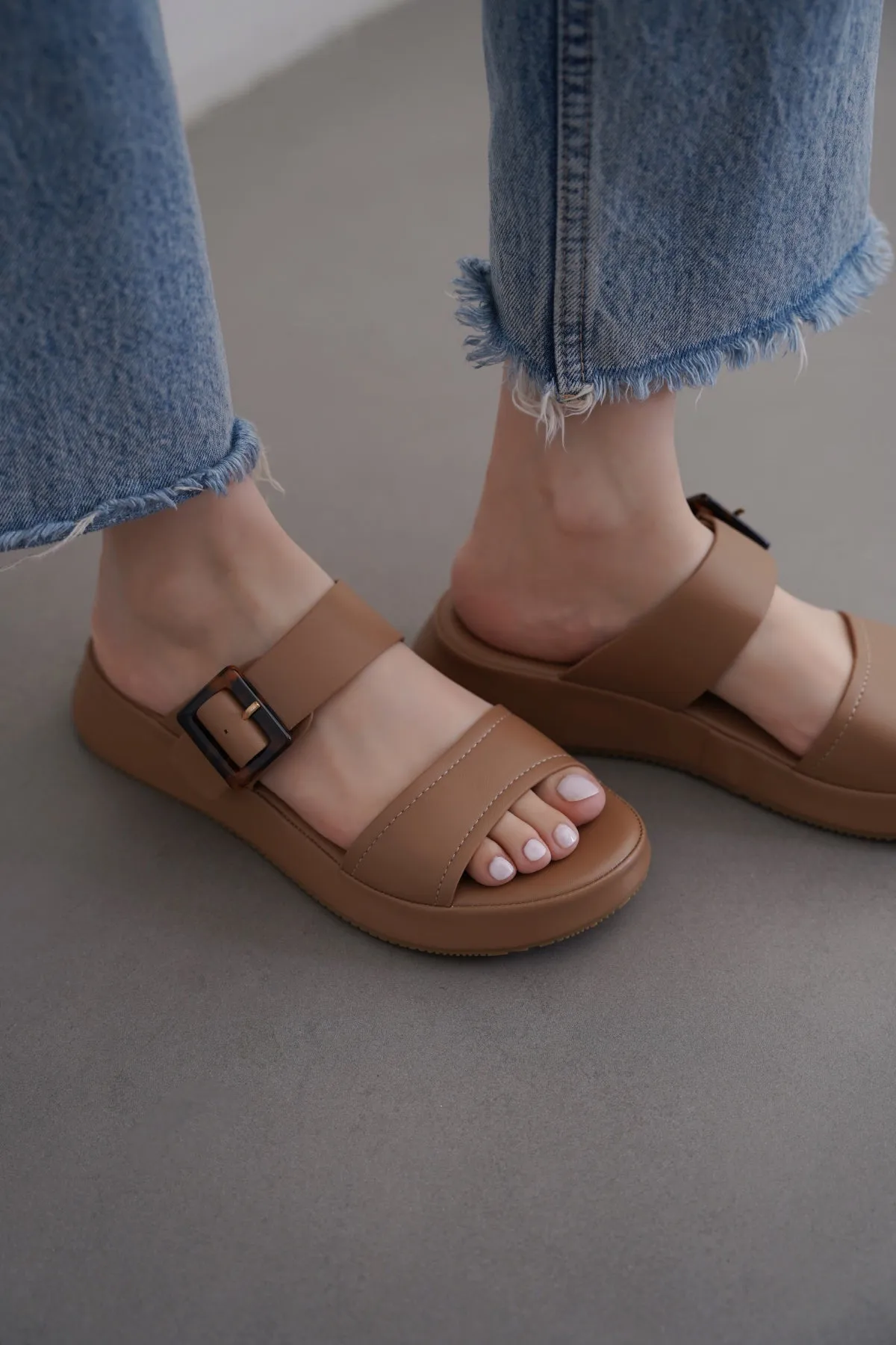 BUCKLE MAMA SLIDES
