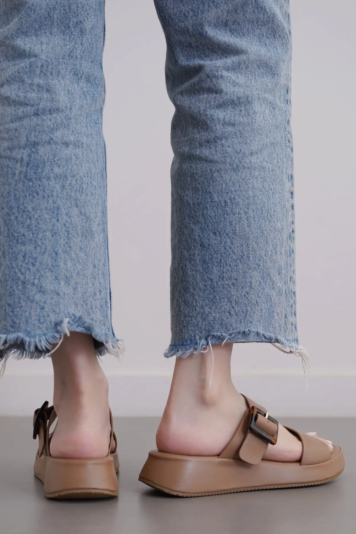 BUCKLE MAMA SLIDES
