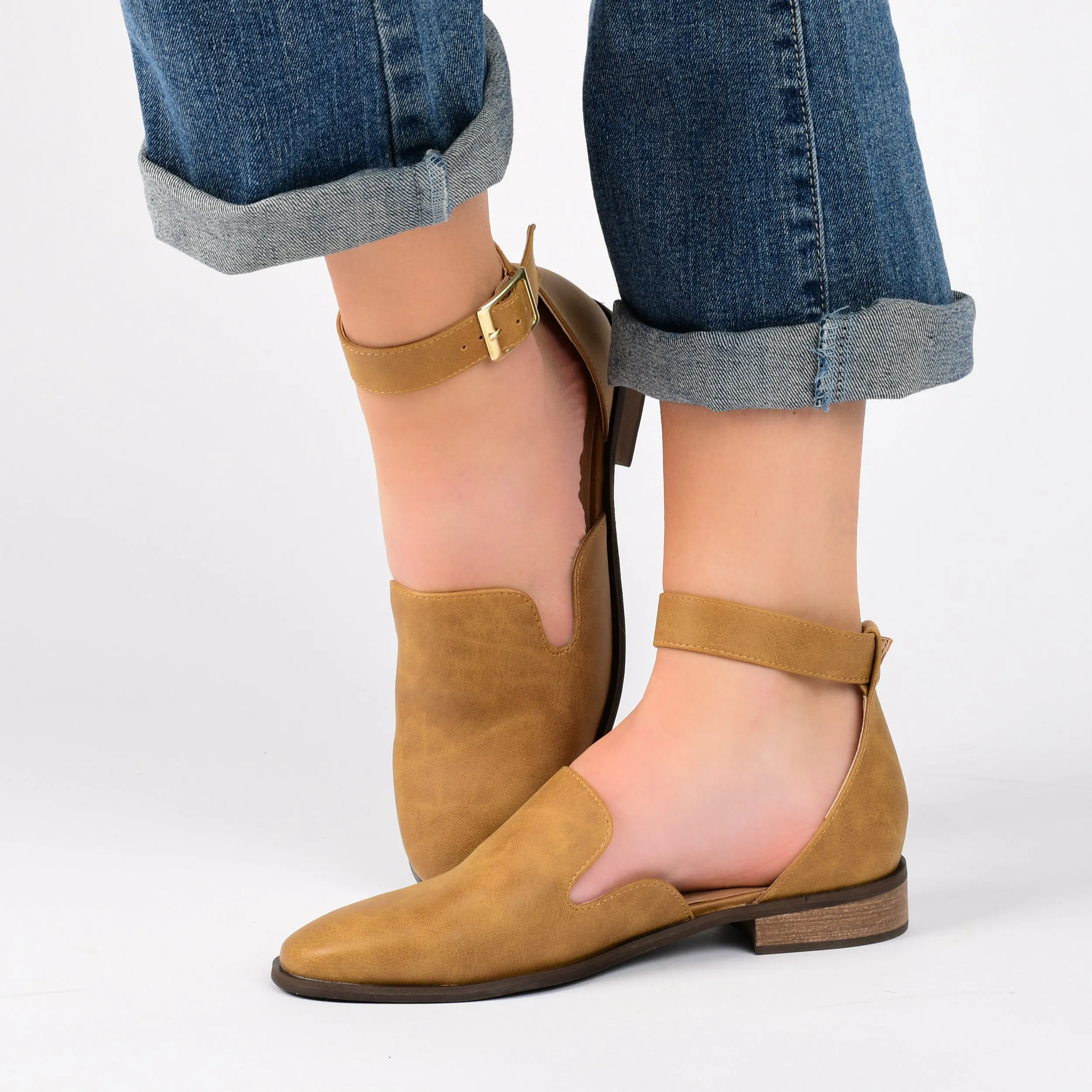 Journee Collection Women's Wide Width Loreta Flat