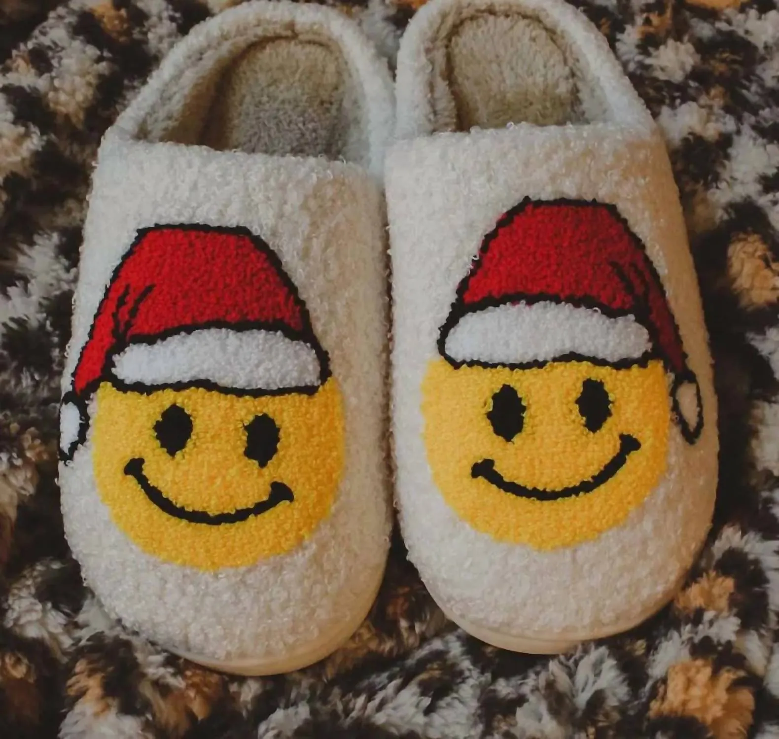 Women Santa Christmas Happy Face Sherpa Slippers In Santa Smiley
