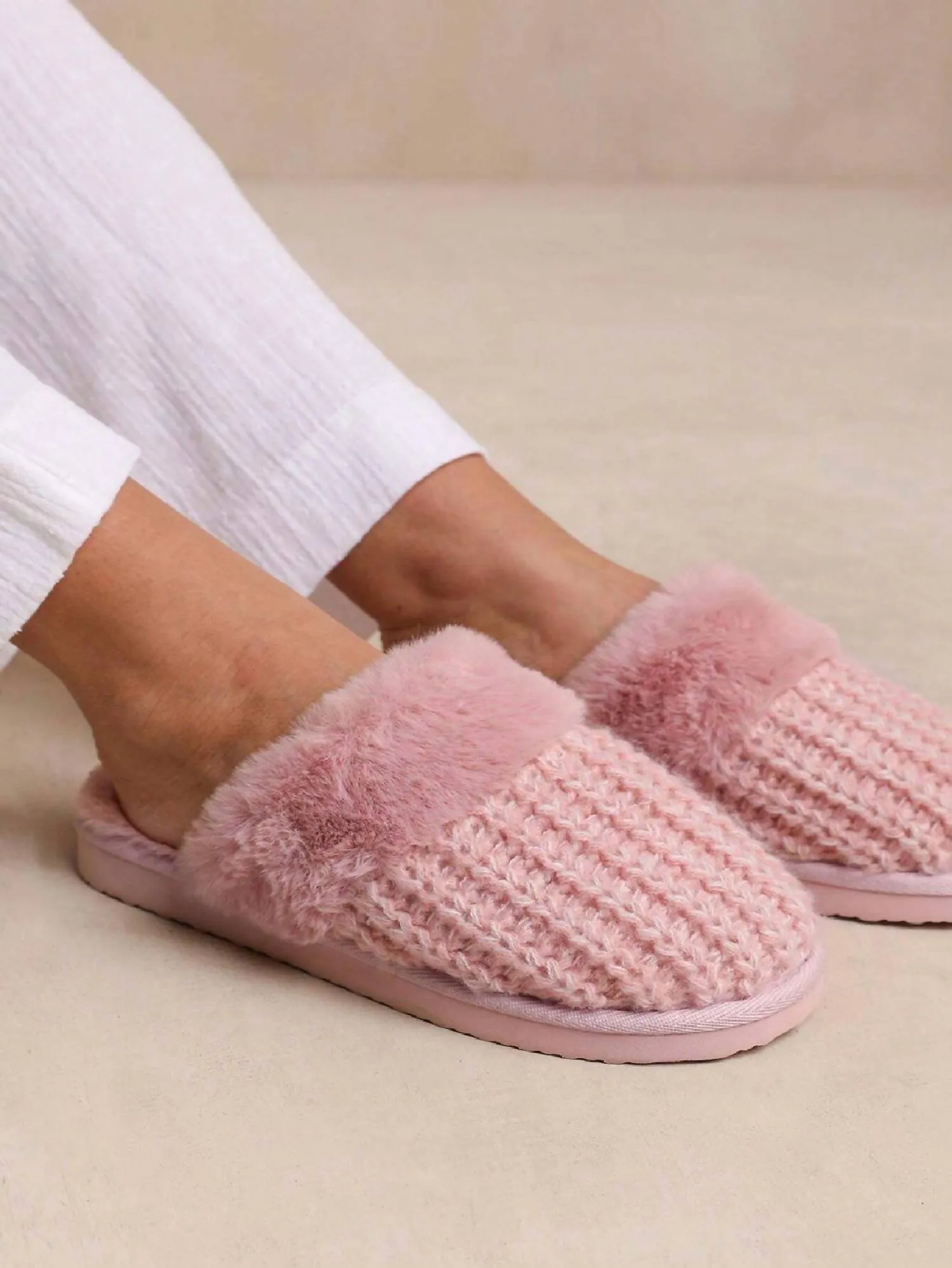 Women's Knitted Snug Faux Fur Slippers In Pink