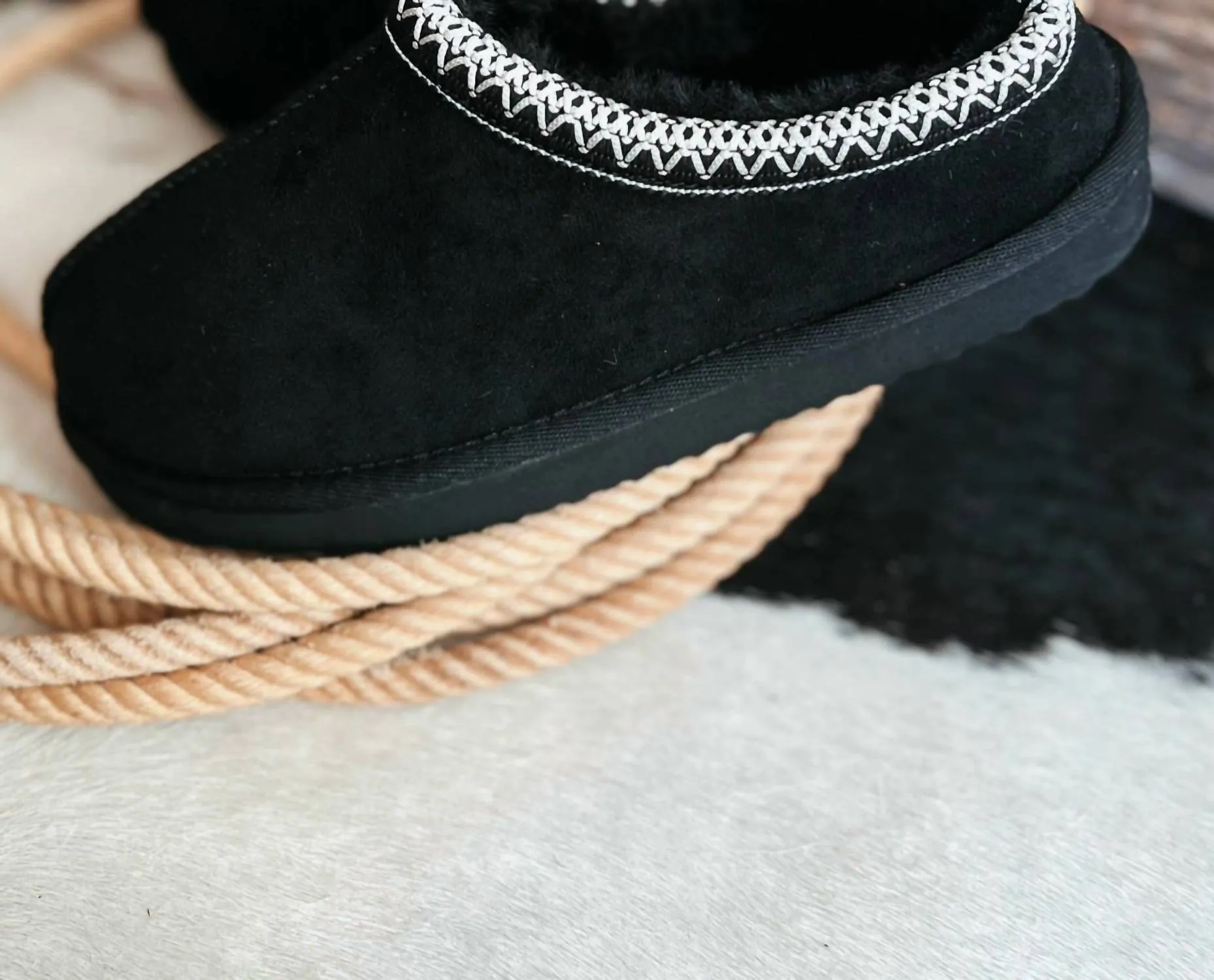 Women's Sparks Fuzzy Slippers In Black